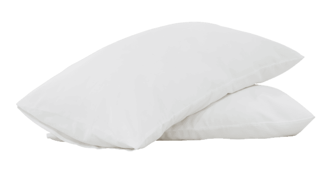 Due bianca cuscini con casi nel pila dopo ospiti uso nel Hotel o ricorrere camera isolato con ritaglio sentiero nel png file formato