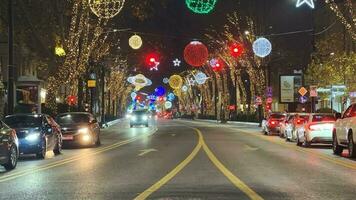 time-lapse van Kerstmis lichten en auto's in de straat video