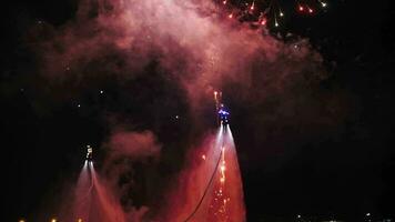 flyboard contro il sfondo di fuochi d'artificio, colorato fuochi d'artificio su il spiaggia video