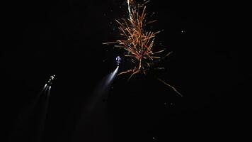 flyboard en contra el antecedentes de fuegos artificiales en el noche cielo, fuegos artificiales espectáculo video