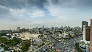 notti paesaggio urbano e traffico contro cielo video