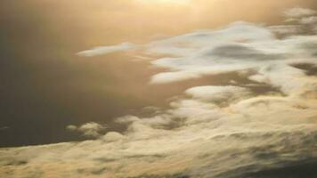 temps tours de le coucher du soleil en mouvement derrière nuageux à fin de le journée video