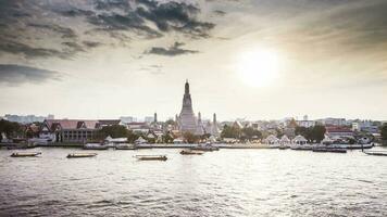 Pagode reflektieren auf Fluss Againts Himmel video