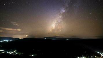 melkachtig manier en ster tegen nacht lucht video