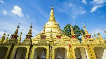gyllene av pagod i thai tempel under molnig himmel på dag tid video