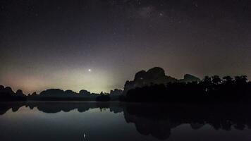 milchig Weg und Star Againts Nacht Himmel reflektieren auf Wasser video