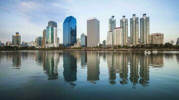 edificio reflexión en agua video