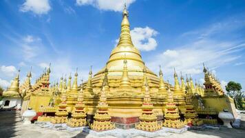 gyllene av pagod i thai tempel under molnig himmel på dag tid video