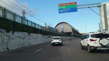 salvador, baiana, Brasil - Julho 03, 2023 - tráfego vídeo dirigindo ao longo avenida paralelamente dentro salvador bahia Brasil video