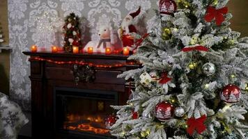 statique coup de Noël arbre plein de guirlandes suivant à une cheminée dans confortable Accueil video