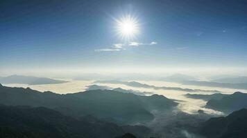 nebelig über Berg Againts Himmel video