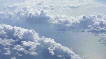 nublado céu acima mar em plano aéreo Visão video