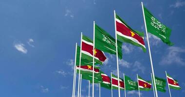 suriname e ksa, reino do saudita arábia bandeiras acenando juntos dentro a céu, desatado ciclo dentro vento, espaço em esquerda lado para Projeto ou Informação, 3d Renderização video