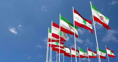 Libanon und ich rannte Flaggen winken zusammen im das Himmel, nahtlos Schleife im Wind, Raum auf links Seite zum Design oder Information, 3d Rendern video