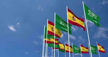 España y ksa, Reino de saudi arabia banderas ondulación juntos en el cielo, sin costura lazo en viento, espacio en izquierda lado para diseño o información, 3d representación video