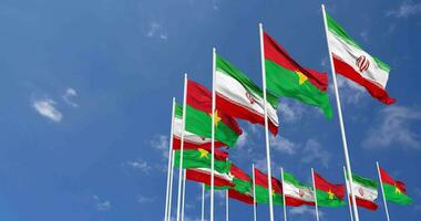 Burkina faso och iran flaggor vinka tillsammans i de himmel, sömlös slinga i vind, Plats på vänster sida för design eller information, 3d tolkning video