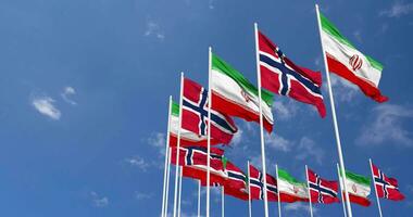 Norge och iran flaggor vinka tillsammans i de himmel, sömlös slinga i vind, Plats på vänster sida för design eller information, 3d tolkning video