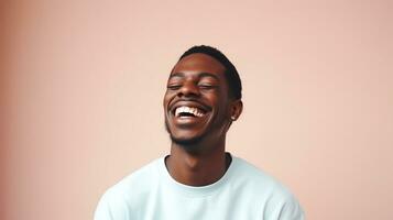 ai generado riendo negro hombre aislado en minimalista antecedentes. deib, diversidad, equidad, inclusión, pertenencia foto
