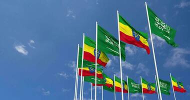 Etiopía y ksa, Reino de saudi arabia banderas ondulación juntos en el cielo, sin costura lazo en viento, espacio en izquierda lado para diseño o información, 3d representación video