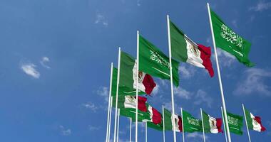 México e ksa, reino do saudita arábia bandeiras acenando juntos dentro a céu, desatado ciclo dentro vento, espaço em esquerda lado para Projeto ou Informação, 3d Renderização video