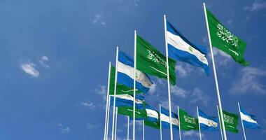 Nicaragua y ksa, Reino de saudi arabia banderas ondulación juntos en el cielo, sin costura lazo en viento, espacio en izquierda lado para diseño o información, 3d representación video