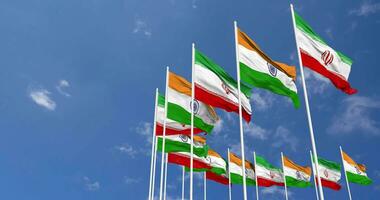 Indien och iran flaggor vinka tillsammans i de himmel, sömlös slinga i vind, Plats på vänster sida för design eller information, 3d tolkning video
