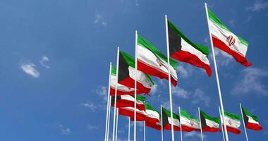 Kuwait y corrí banderas ondulación juntos en el cielo, sin costura lazo en viento, espacio en izquierda lado para diseño o información, 3d representación video