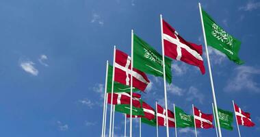 Dänemark und ksa, Königreich von Saudi Arabien Flaggen winken zusammen im das Himmel, nahtlos Schleife im Wind, Raum auf links Seite zum Design oder Information, 3d Rendern video