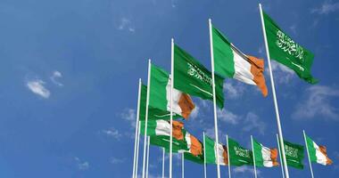 Irlanda e ksa, reino do saudita arábia bandeiras acenando juntos dentro a céu, desatado ciclo dentro vento, espaço em esquerda lado para Projeto ou Informação, 3d Renderização video