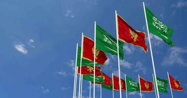 Montenegro und ksa, Königreich von Saudi Arabien Flaggen winken zusammen im das Himmel, nahtlos Schleife im Wind, Raum auf links Seite zum Design oder Information, 3d Rendern video