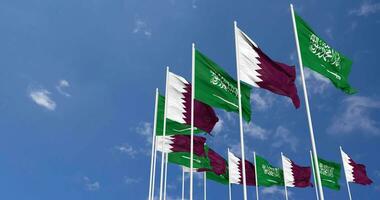 Qatar e ksa, regno di Arabia arabia bandiere agitando insieme nel il cielo, senza soluzione di continuità ciclo continuo nel vento, spazio su sinistra lato per design o informazione, 3d interpretazione video