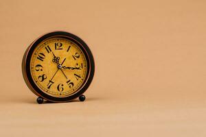 marrón Clásico alarma reloj foto de un estacionario reloj, concepto de hora y cómo hora obras.