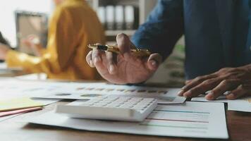 bedrijf team werken met nieuw opstarten project plan en discussie informatie voor financieel strategie met laptop en digitaal tablet in een modern bedrijf salon. video