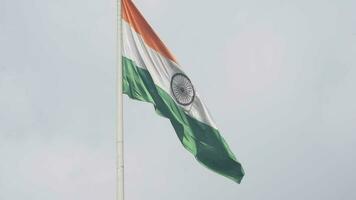 bandera india ondeando alto en connaught place con orgullo en el cielo azul, bandera india ondeando, bandera india el día de la independencia y el día de la república de la india, tiro inclinado, ondeando la bandera india, har ghar tiranga video