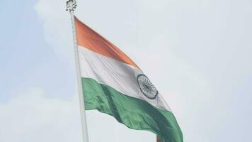 Indien flagga vajar högt på connaught plats med stolthet över blå himmel, Indien flagga vajar, indiska flaggan på självständighetsdagen och republikens dag i Indien, tilt up shot, viftande indiska flaggan, har ghar tiranga video