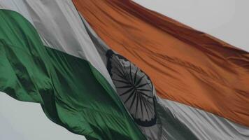 sventolando la bandiera indiana, bandiera dell'india, bandiera indiana che svolazza in alto a connaught place con orgoglio nel cielo blu, bandiera indiana, har ghar tiranga, sventolando la bandiera indiana video