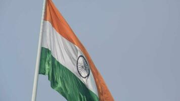 Indien-Flagge, die hoch am Connaught-Platz mit Stolz auf den blauen Himmel fliegt, Indien-Flagge flattert, indische Flagge am Unabhängigkeitstag und Tag der Republik Indien, Schuss nach oben geneigt, indische Flagge schwenkend, Har Ghar Tiranga video