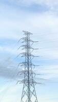 electricidad transmisión torres en contra un dramático cielo, simbolizando energía, conectividad, y tecnológico Progreso foto