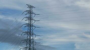 electricidad transmisión torres en contra un dramático cielo, simbolizando energía, conectividad, y tecnológico Progreso foto