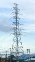 electricidad transmisión torres en contra un dramático cielo, simbolizando energía, conectividad, y tecnológico Progreso foto