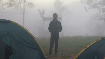 gorontalo, Indonesia - diciembre 10, 2023 - un trepador rodeado por niebla en arang colina en el Mañana foto