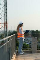 ingeniero trabajando en un edificio sitio el teléfono y Internet red señal sistemas de el construcción edificio son siendo inspeccionado. foto