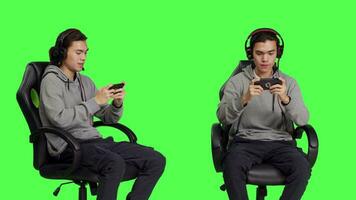 over- groene scherm, Aziatisch tiener geniet mobiel video spellen Holding smartphone en deelnemen in online multiplayer wedstrijd. gamer toepassingen telefoon naar bezighouden in nieuw rollenspel werkzaamheid.