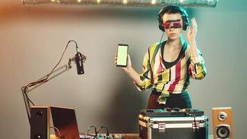 dj artist poäng på grönskärm visa medan hon användningar mixer kontrollera nycklar för bas och volym, skapande modern techno prestanda på klubb fest. kvinna med Chromakey mall. video