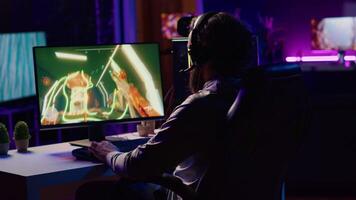 boos Mens gefrustreerd na verliezende wetenschap fictie fps videogame niveau in rgb lit appartement laat Bij nacht. van streek gamer woedend, ponsen tafel na faalt in online multiplayer schutter video