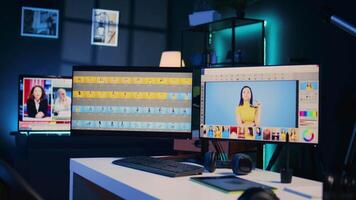vacío medios de comunicación agencia oficina con multi monitores preparar usado para enviar Procesando imagen color calificación edición software interfaz en escritorio ordenador personal en especializado gráfico diseño creativo estudio video