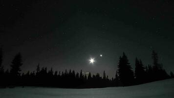 temps laps de en mouvement étoiles et lune dans étoilé ciel. video