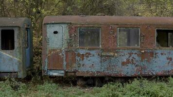 antenne visie van een retro trein Aan de spoorweg sporen. camera beweging langs de roestig wagons van een versmallen peilen spoorweg video