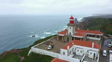 aérien vue de phare à cap roca cabo da roca - le le plus à l'ouest point de continental L'Europe , le Portugal. drone en volant plus de atlantique océan rivages magnifique archipels Naturel paysage. 4k video