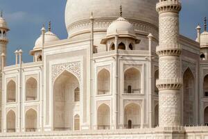 ai generado taj mahal - un maravilloso blanco mármol palacio en India foto